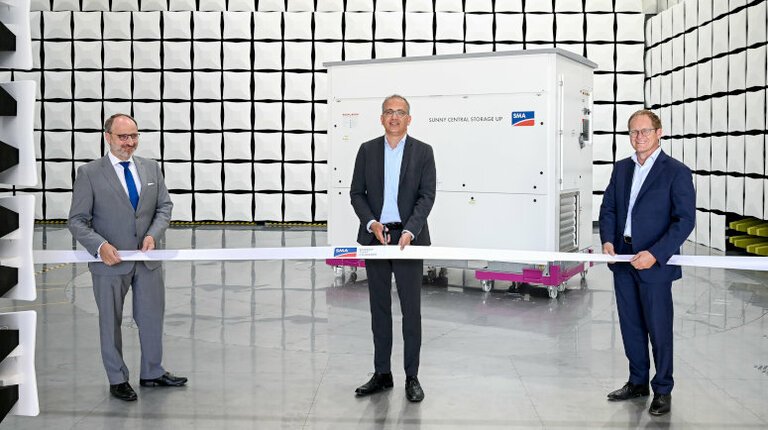 Ministro da Economia do Hesse Tarek Al-Wazir inaugura novo centro de testes SMA